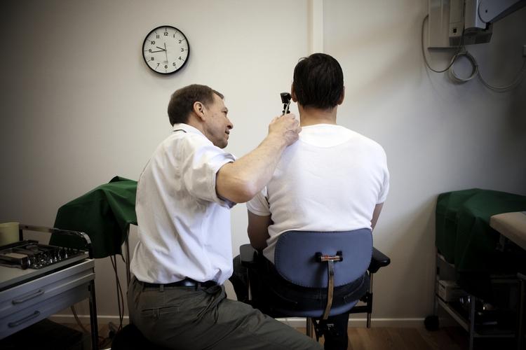 klinik. Siden 1. september har Region Nordjylland betalt Falck Healthcare for at drive lægeklinik i Hurup og Thisted, og det er ulovligt, mener de Praktiserende Lægers Organisation. 