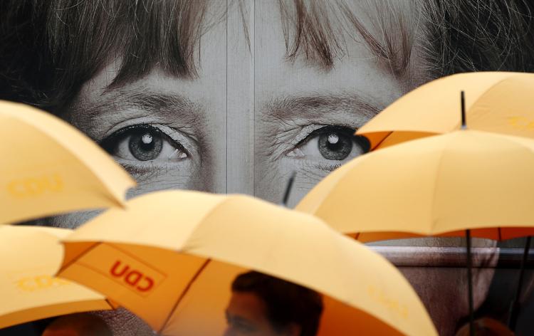 tyv. Angela merkels beskyldes af vælgerne for at stjæle partiet De Grønnes dagsorden om afvikling af atomkraft. 