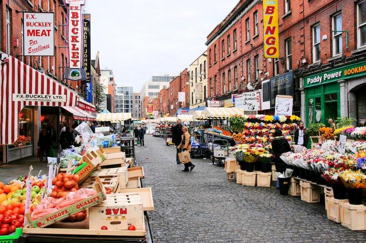 Usundt. Markedet på Moore Street i Dublin ser sundt ud. Men nogle af de handlende tilbyder anderledes usunde varer  i form af smuglercigaretter. 
