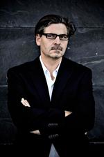 <cutline_leadin>Uvished.</cutline_leadin> Med demokratiet følger også elementer af risiko og usikkerhed, pointerer Jan-Werner Müller, der er professor ved Princeton University og har beskæftiget sig med både Tyskland efter Anden Verdenskrig, politiske ideer og altså demokratiet. <fotograf>Foto: Joachim Adrian</fotograf> 