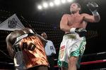 Kæmpe. Tyson Fury (th) er 2,06 meter høj og har en kampvægt på omkring 120 kilo. I april sendte han amerikaneren  Steve Cunningham i gulvet i den legendariske Madison Square garden i New York. 