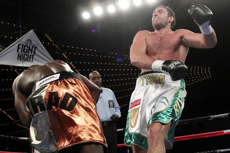 Kæmpe. Tyson Fury (th) er 2,06 meter høj og har en kampvægt på omkring 120 kilo. I april sendte han amerikaneren  Steve Cunningham i gulvet i den legendariske Madison Square garden i New York. 