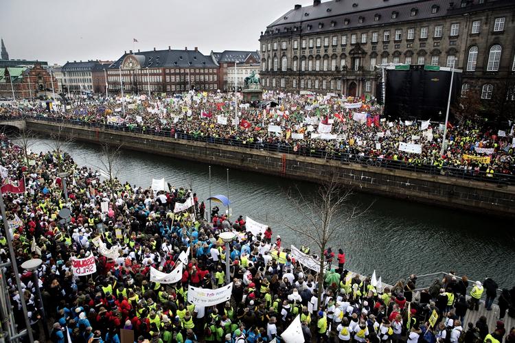 Demo. 1. oktober er som altid en festdag for demokratiet. Og for dem, der godt kan lide at gå med skilte. Her er vi til en af de mange demonstrationer under lærerkonflikten i foråret. 