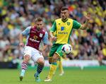 Snuppet. Robert Snodgrass (th) brændte et straffespark for Norwich. 