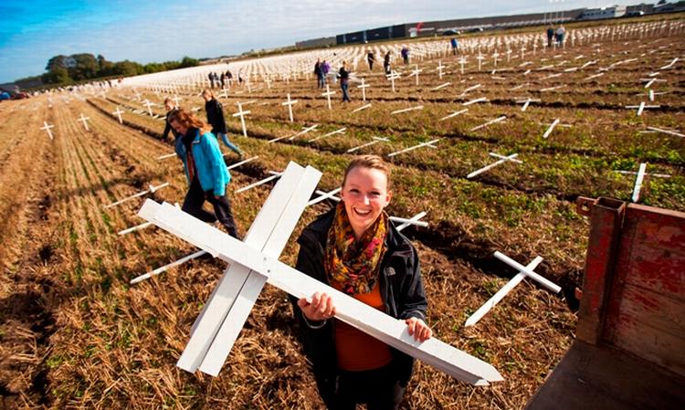 OPRÅB. Foreningen Retten til Liv har i dag slået 16.000 hvide kors i jorden på en mark i Hedensted. 