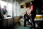 Populære. Line og Cecilie er hurtigt blevet veninder på skolen - og et par, som mange gerne vil være samen med. 
