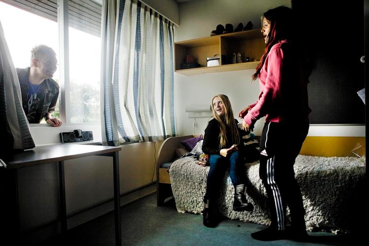 Populære. Line og Cecilie er hurtigt blevet veninder på skolen - og et par, som mange gerne vil være samen med. 