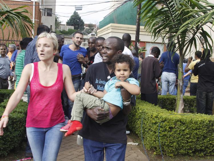 VOLDSOMT. Mindst 30 personer er døde og flere end 60 er sårede i forbindelse med skyderierne i et indkøbscenter i Kenyas hovedstad Nairobi. 