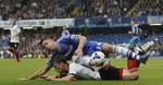 London-opgør. Chelseas Gary Cahill lander oven på Fulhams Scott Parker i kampen, der endte 2-0 til Chelsea. 