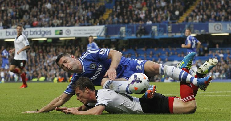London-opgør. Chelseas Gary Cahill lander oven på Fulhams Scott Parker i kampen, der endte 2-0 til Chelsea. 