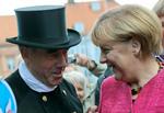 Valgkamp. Det er ikke Steinbrück, Merkel hilser på her, men derimod en skorstensfejer i Stralsund, der ønsker Merkel held og lykke med søndagens valg. 