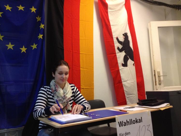 Valgstart. Overalt i Tyskland er valgstederne åbnet. Her er vi på en skole i Mitte i Berlin. 