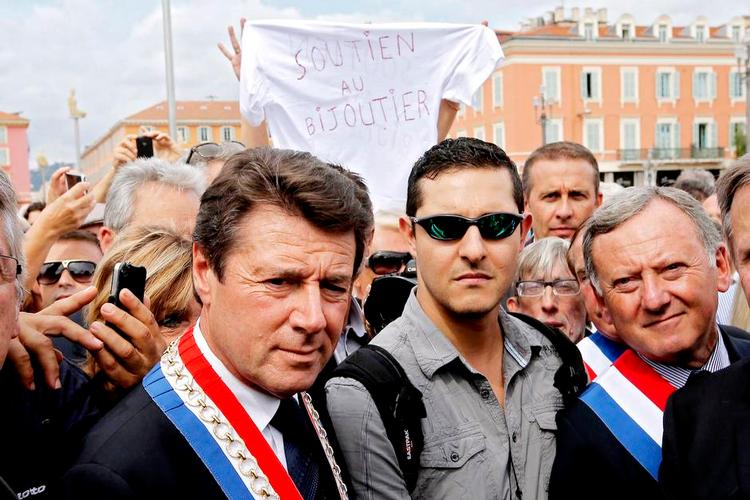 Demonstration. I mandags var der støttedemonstration i Nice til fordel for Stephan Turk. Her ses fra venstre borgmester Christian Estrosi, smykkehandlerens søn Yann Turk og et byrådsmedlem. 