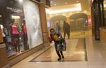 FLUGT. Over 1.000 personer er blevet evakueret fra indkøbscentret Westgate i Nairobi. 