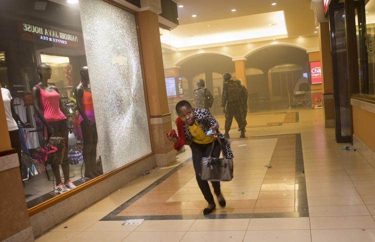 FLUGT. Over 1.000 personer er blevet evakueret fra indkøbscentret Westgate i Nairobi. 
