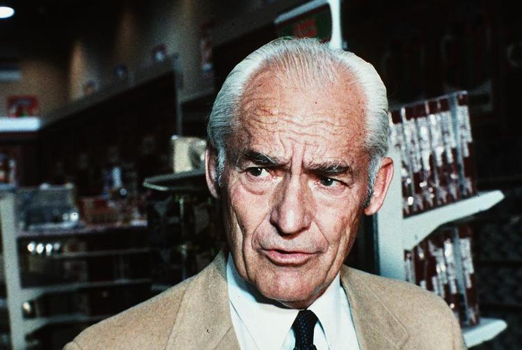 Gnier. Den karakter, som Packer foragter mest i bogen, er Sam Walton, der startede supermarkedskæden Wal-Mart. Han bliver beskrevet som et gennemgående nærigt menneske, hvis smålighed han har gjort til en virksomhedskultur. 