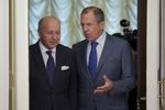UENIGE. Frankrigs udenrigsminister Laurent Fabius (tv) ser gerne en trussel om et militært angreb på Syrien indskrevet i FN-resolution. Men det vil hans kollega Sergej Lavrov ikke være med til. 