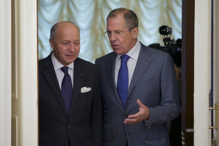 UENIGE. Frankrigs udenrigsminister Laurent Fabius (tv) ser gerne en trussel om et militært angreb på Syrien indskrevet i FN-resolution. Men det vil hans kollega Sergej Lavrov ikke være med til. 