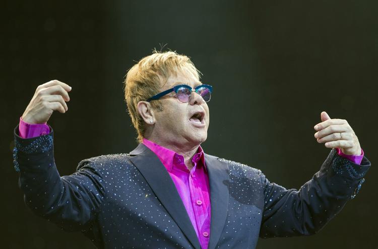 Sir. Selv om Elton John indimellem får sin egen kalvekrøs i den gale hals, er melodierne på hans 31. album smukke. 