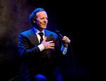 Corazon. Julio Iglesias går i hjertet og tårekanalerne på sine mange fans over hele verden. Her under en koncert i Mexico i 2009. 
