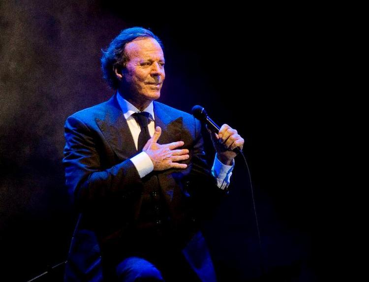 Corazon. Julio Iglesias går i hjertet og tårekanalerne på sine mange fans over hele verden. Her under en koncert i Mexico i 2009. 