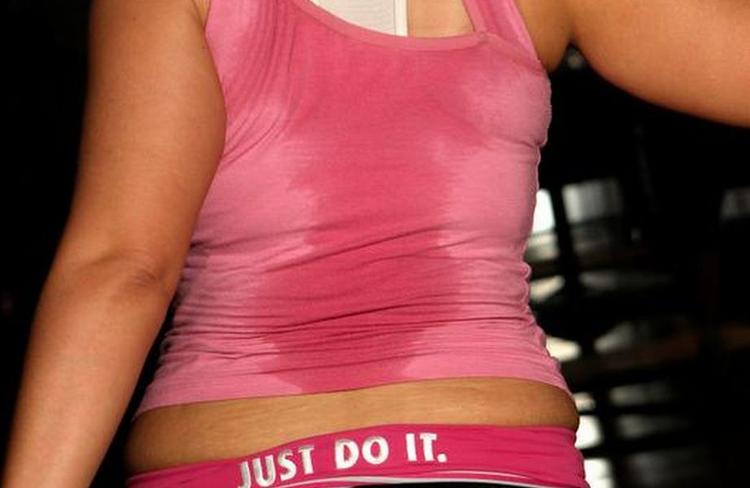 Sved. Det er kun sved fremkaldt gennem muskelarbejde, man forbrænder kalorier ved. 