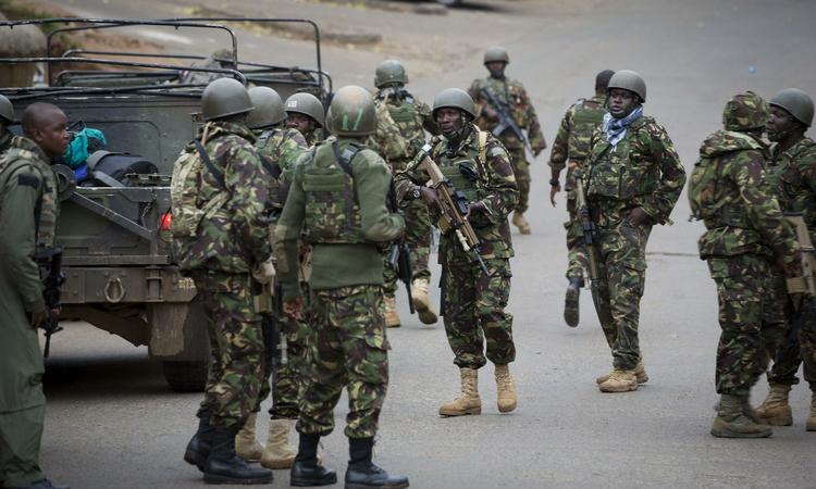 Slutspil. Kenyanske soldater er forsøger tilsyneladende lige nu at afslutte det mere end 43 lange gidseldrame i et shoppingcenter i Kenyas hovedstad Nairobi. 