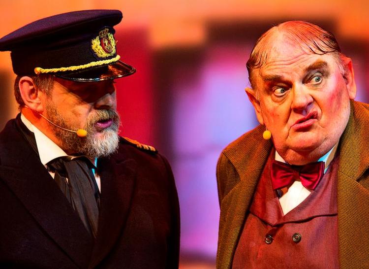 <cutline_leadin>NATIONAL.</cutline_leadin> Ole Thestrup lyser op i 'Musicalen Fregatten Jylland', der har Stig Rossen i en bærende hovedrolle. <fotograf>Pr-foto</fotograf> 