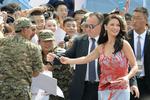 Æresgæster. Catherine Zeta-Jones var bare en blandt de prominente gæster, da planerne blev lanceret. Også Leonardo DiCaprio, John Travolta, Christoph Waltz, Nicole Kidman, Kate Beckinsale, Ewan McGregor, Jet Li og mange flere var til stede. 