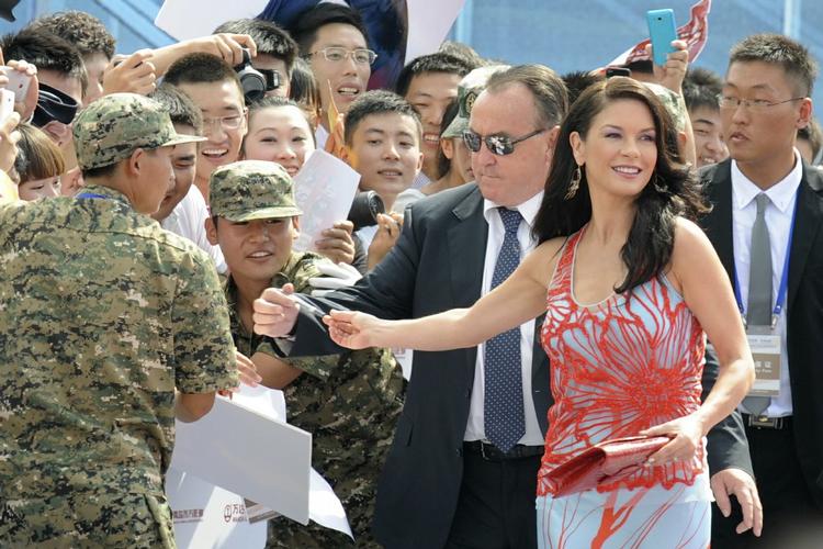 Æresgæster. Catherine Zeta-Jones var bare en blandt de prominente gæster, da planerne blev lanceret. Også Leonardo DiCaprio, John Travolta, Christoph Waltz, Nicole Kidman, Kate Beckinsale, Ewan McGregor, Jet Li og mange flere var til stede. 