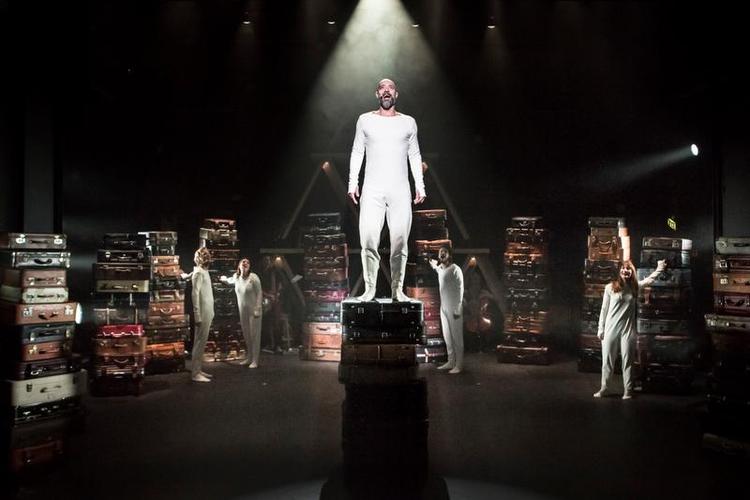 Succes. Jimmy Jørgensen rager i mere end én forstand et par hoveder op over de andre i 'Dagen før'. Han synger fra hjertet, ikke fra hovedet. 