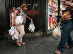 mangelvare. Allerede i maj var der problemer med mangel på toiletpapir i Venezuela. Nu overtager styret en fabrik for at få produceret nogle ruller. 