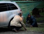 Terror. Kenyanske sikkerhedstyrker søger dækning under morgenens storm på det besatte indkøbscenter i Nairobi. 