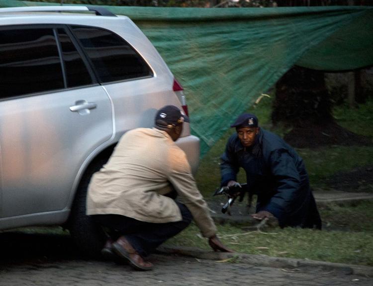 Terror. Kenyanske sikkerhedstyrker søger dækning under morgenens storm på det besatte indkøbscenter i Nairobi. 