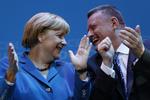 Succes. Angela Merkel og CDU's generalsekretær, Hermann Groehe, jubler over valgresultatet. 