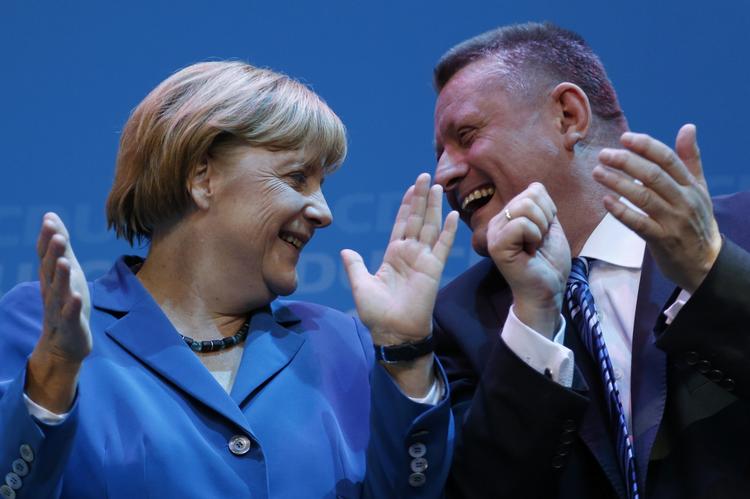 Succes. Angela Merkel og CDU's generalsekretær, Hermann Groehe, jubler over valgresultatet. 