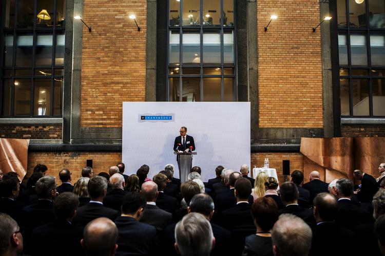færre. Årsmøde i Finansrådet sidste år. Hvis de bankdirektører, som udtaler sig i artiklen får ret, vil det være færre fremmødte, når bankernes brancheorganisation i fremtiden holder møde. 