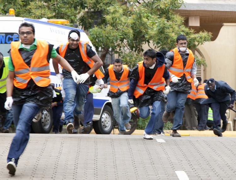 Rydning. Hele dagen har kenyanske specialstyrker været igang med at rydde butikscentret i Nairobi for terrorister. 