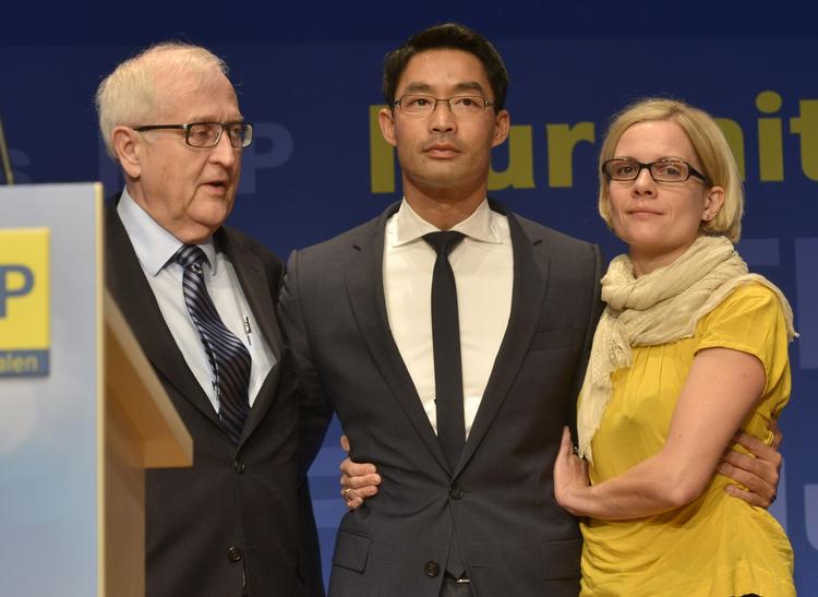 FDP er for første gang siden 1949 ikke en del af Forbundsdagen. Her ses partiets formand Philipp Roesler (midten) sammen med sin kone og spidskandidaten Rainer Brüderle (tv). 