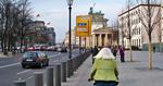 Adskilt. Selv i Berlins bymidte ved Brandenburger Tor og Reichstag er cykelruten adskilt fra bilerne. 