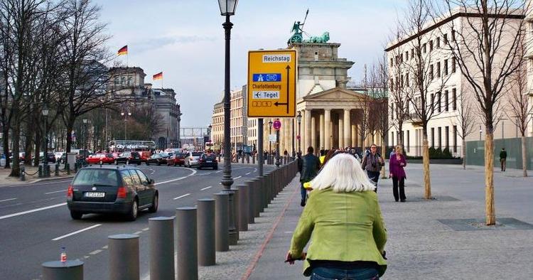 Adskilt. Selv i Berlins bymidte ved Brandenburger Tor og Reichstag er cykelruten adskilt fra bilerne. 
