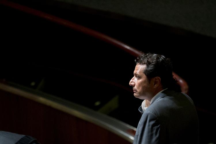 Anklaget. Francesco Schettino mener, styrmanden fejlede mest, da skibet Costa Concordia forliste i januar sidste år. 