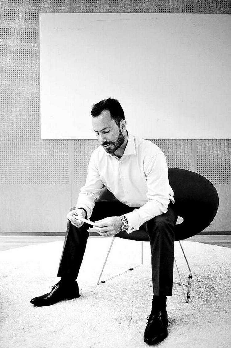 MF'er. Jakob Ellemann-Jensen er ikke mindst optaget af EU-, forsvars- og udenrigspolitiske spørgsmål. Før fynboerne for to år siden første gang valgte ham til Folketinget, var han koncernjurist i GN Store Nord. Jakob Ellemann-Jensen har tillige rang af major i hæren. 
