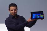 OPGRADERET. De to nye versioner af Microsofts Surface-tablet, Surface 2 og Surface Pro 2, blev stolt vist frem af Panos Panay fra Microsoft, der er chef for Surface-projektet. (Foto: Screendump/Microsoft PR-video) 