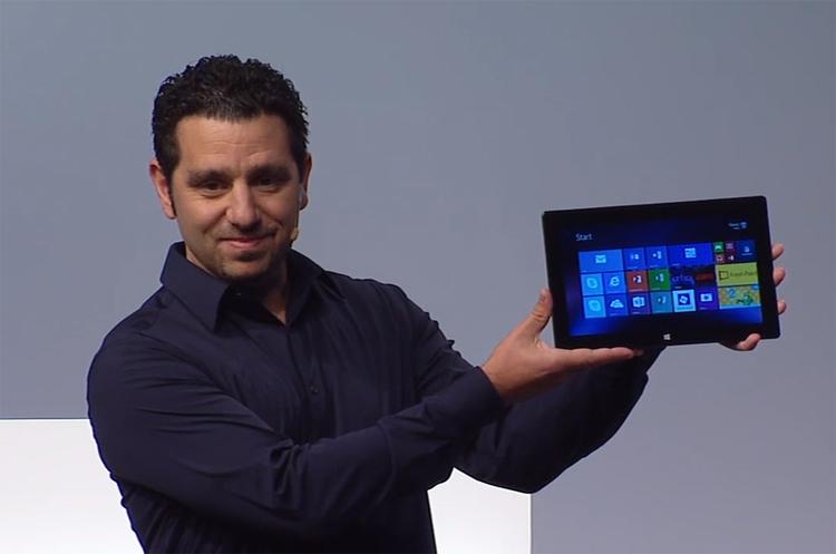 OPGRADERET. De to nye versioner af Microsofts Surface-tablet, Surface 2 og Surface Pro 2, blev stolt vist frem af Panos Panay fra Microsoft, der er chef for Surface-projektet. (Foto: Screendump/Microsoft PR-video) 