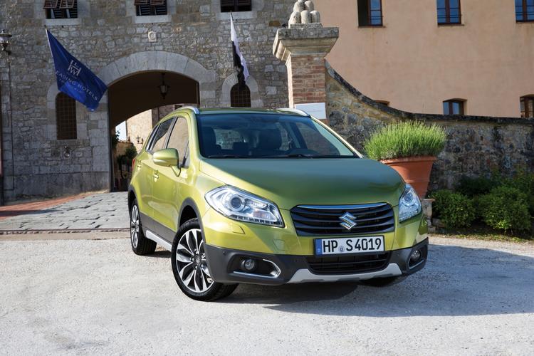 Alsidig. Suzuki SX4 S-Cross er rummelig nok til en familie med oppakning til en ferietur. Pris fra 224.000 kroner. PR Foto: Suzuki 