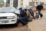 Redningsaktion. Kenyanske sikkerhedsstyrker og journalister dukker sig bag et køretøj under en skudveksling med gidseltagerne i bygningen Westgate. Billede fra i går. 