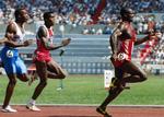 9,79. Johnson forbedrede sin verdensrekord til 9,79 sekunder i OL-finalen i 1988 - med en krop pumpet af doping. Carl Lewis (i midten) indrømmede for 10 år siden, at han tre gange i karrieren var blevet testet positiv, men prøverne blev holdt hemmelige. Briten Linford Christie (tv) blev testet  positiv i 1999. 