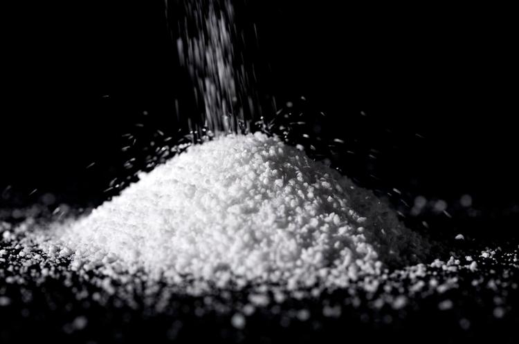 Saltindtag. Der er ingen beviser for, at det er skadeligt at spise salt i mængder som danskerne gør. 