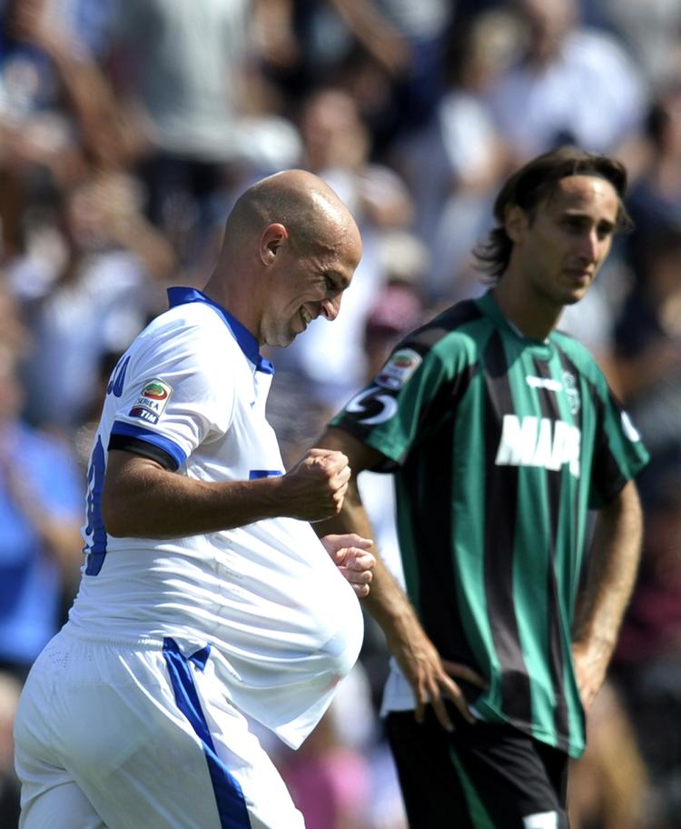 Bøddel. Inters Esteban Cambiasso (tv) scorede en enkelt gang i afklapsningen af Sassuolo. 
